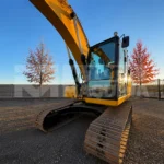 Excavadora Caterpillar 320 año 2021, diseñada para alto rendimiento en movimiento de tierra, construcción y faena minera. Con un peso operativo de 20 a 22 toneladas, motor Cat C4.4 Turbo Diésel y potencia de hasta 146 HP según configuración, ofrece excelente estabilidad, fuerza de excavación y eficiencia hidráulica.
