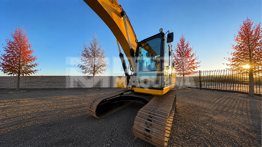 Excavadora Caterpillar 320 año 2021, diseñada para alto rendimiento en movimiento de tierra, construcción y faena minera. Con un peso operativo de 20 a 22 toneladas, motor Cat C4.4 Turbo Diésel y potencia de hasta 146 HP según configuración, ofrece excelente estabilidad, fuerza de excavación y eficiencia hidráulica.