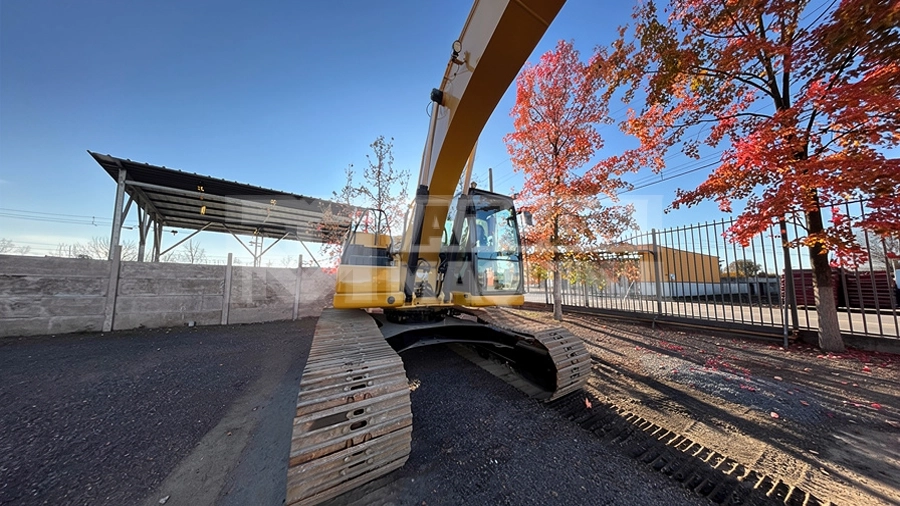 Excavadora Caterpillar 320 año 2021, diseñada para alto rendimiento en movimiento de tierra, construcción y faena minera. Con un peso operativo de 20 a 22 toneladas, motor Cat C4.4 Turbo Diésel y potencia de hasta 146 HP según configuración, ofrece excelente estabilidad, fuerza de excavación y eficiencia hidráulica.