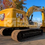 Excavadora Caterpillar 320 año 2021, diseñada para alto rendimiento en movimiento de tierra, construcción y faena minera. Con un peso operativo de 20 a 22 toneladas, motor Cat C4.4 Turbo Diésel y potencia de hasta 146 HP según configuración, ofrece excelente estabilidad, fuerza de excavación y eficiencia hidráulica.