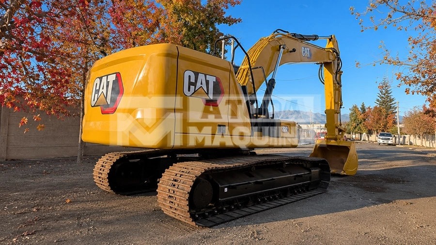 Excavadora Caterpillar 320 año 2021, diseñada para alto rendimiento en movimiento de tierra, construcción y faena minera. Con un peso operativo de 20 a 22 toneladas, motor Cat C4.4 Turbo Diésel y potencia de hasta 146 HP según configuración, ofrece excelente estabilidad, fuerza de excavación y eficiencia hidráulica.
