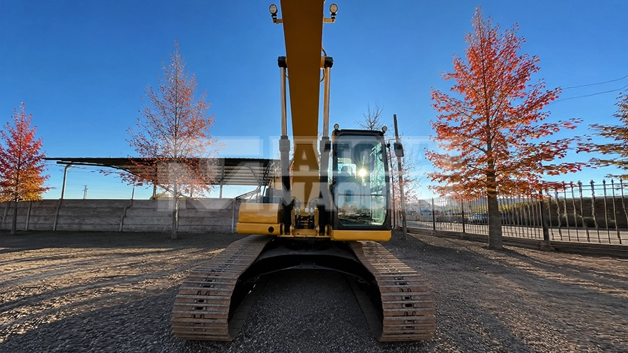 Excavadora Caterpillar 320 año 2021, diseñada para alto rendimiento en movimiento de tierra, construcción y faena minera. Con un peso operativo de 20 a 22 toneladas, motor Cat C4.4 Turbo Diésel y potencia de hasta 146 HP según configuración, ofrece excelente estabilidad, fuerza de excavación y eficiencia hidráulica.