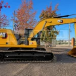 Excavadora Caterpillar 320 año 2021, diseñada para alto rendimiento en movimiento de tierra, construcción y faena minera. Con un peso operativo de 20 a 22 toneladas, motor Cat C4.4 Turbo Diésel y potencia de hasta 146 HP según configuración, ofrece excelente estabilidad, fuerza de excavación y eficiencia hidráulica.