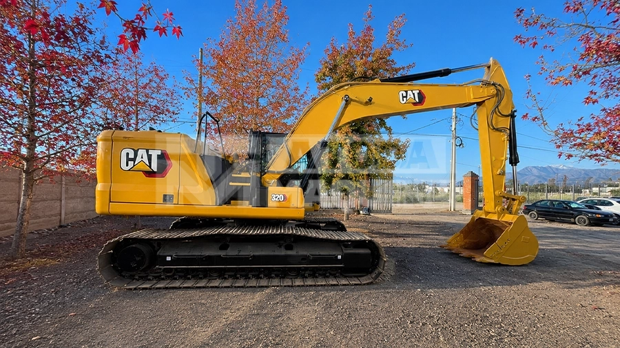 Excavadora Caterpillar 320 año 2021, diseñada para alto rendimiento en movimiento de tierra, construcción y faena minera. Con un peso operativo de 20 a 22 toneladas, motor Cat C4.4 Turbo Diésel y potencia de hasta 146 HP según configuración, ofrece excelente estabilidad, fuerza de excavación y eficiencia hidráulica.