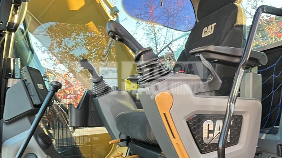 Excavadora Caterpillar 320 año 2021, diseñada para alto rendimiento en movimiento de tierra, construcción y faena minera. Con un peso operativo de 20 a 22 toneladas, motor Cat C4.4 Turbo Diésel y potencia de hasta 146 HP según configuración, ofrece excelente estabilidad, fuerza de excavación y eficiencia hidráulica.