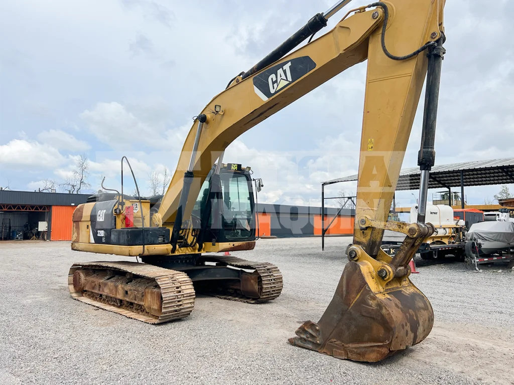 Excavadora Caterpillar 320 2015